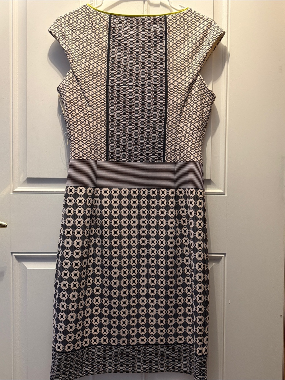 Maggy London Black and White Geometric Cap-Sleeve Sheath Dress